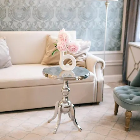 Palac Na Opieszynie 酒店 Września