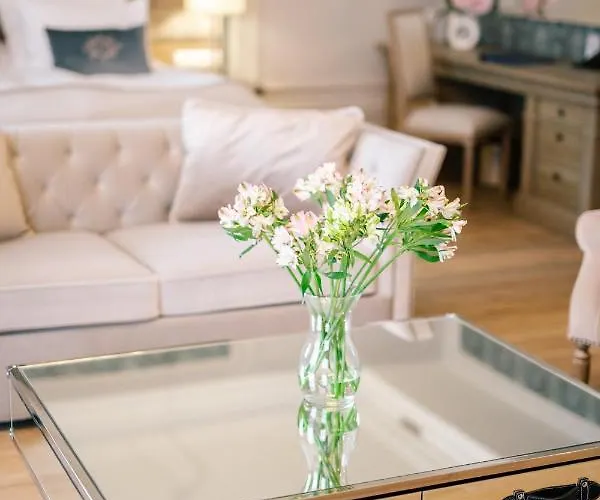 Palac Na Opieszynie 酒店 Września